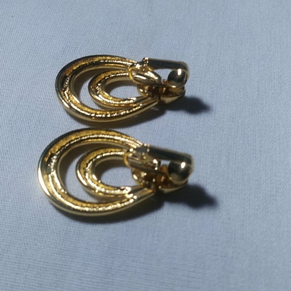 Avon Bold Oval Hoop CLIP Earrings - Picture 3 of 4
